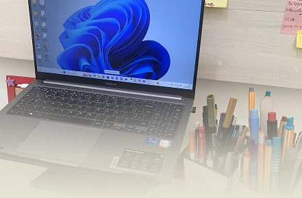 Notebook e materiais de escrita preparados para uma sessão online