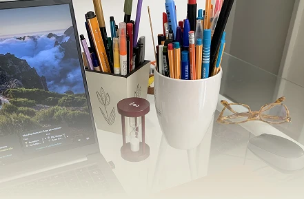 Livros e objetos de trabalho sobre uma mesa