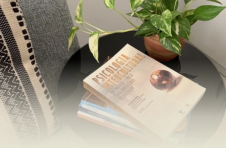Ambiente calmo com livros e materiais para atendimento